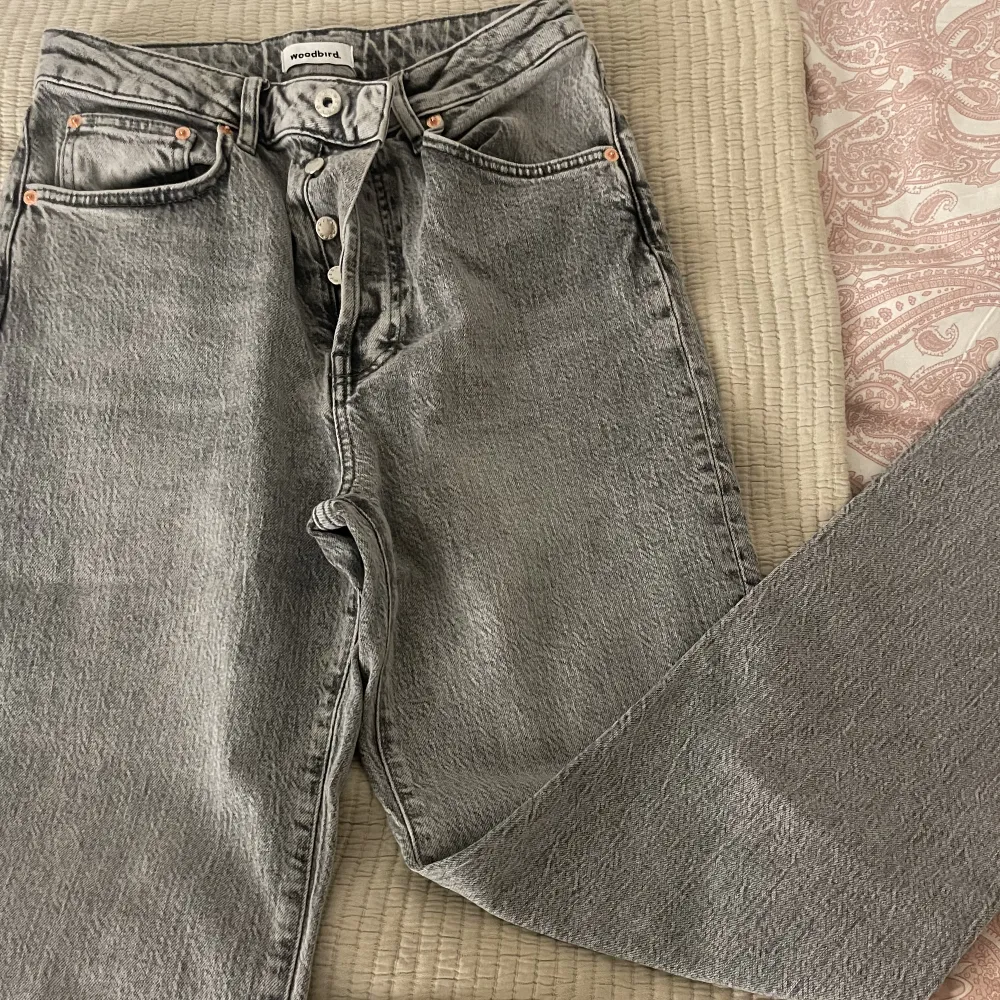 Säljer dessa fina gråa jeans. De är aldrig använda därför är de i bra skick. Storlek 28. Nypris 899kr.Skriv för fler bilder och vid intresse.😊🫶🏻 . Jeans & Byxor.