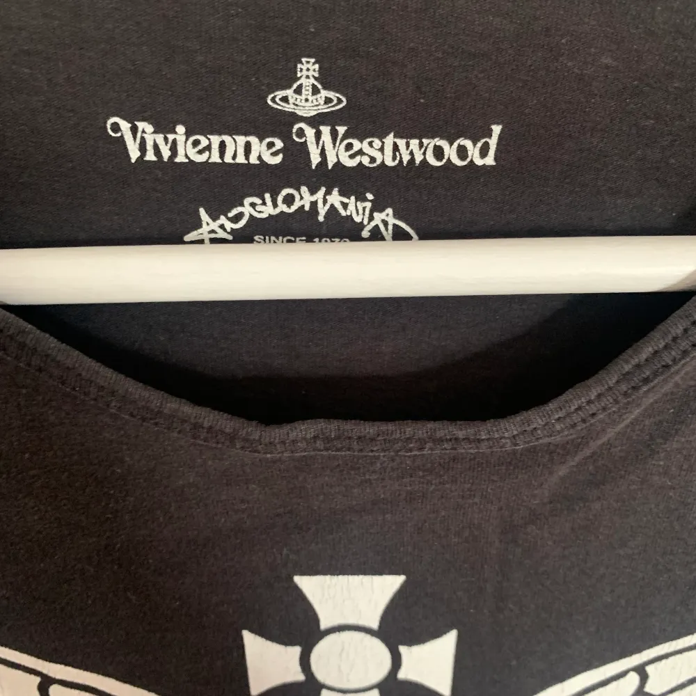 Vivienne Westwood Anglomania Tisha i väldigt cool blekt färg ⚫️ Size S men passar mer som M ⚫️ DM för frågor och bud! . T-shirts.