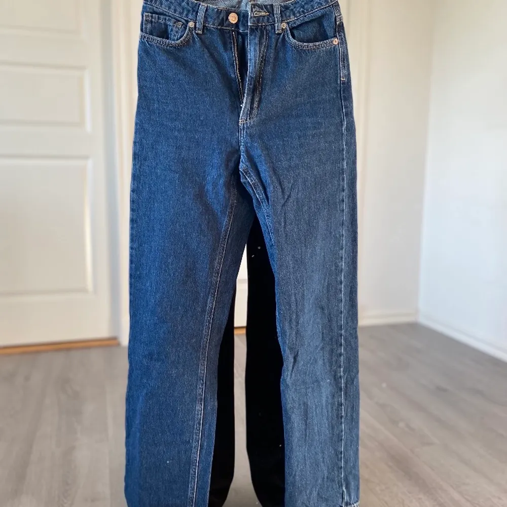 Super fina mörk blåa jeans från Carin Wester. Säljer pga att dem tyvär blivit för små för mig. skivka privat för fler bilder och frågor . Jeans & Byxor.