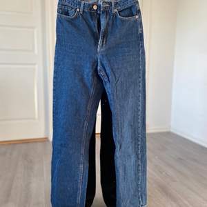 Super fina mörk blåa jeans från Carin Wester. Säljer pga att dem tyvär blivit för små för mig. skivka privat för fler bilder och frågor 