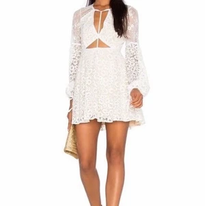 White Dress For Love & Lemons  - Så fin klänning från For Love & Lemons. I väldigt bra skick! Helt perfekt till student eller midsommar! Köpte för 2550kr.