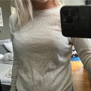 finstickad tröja - säljer denna tunna krämvita stickade tröjan som jag köpte här på plick, inga defekter och har bara används några gånger sen jag köpte den🤩lånad bild💛