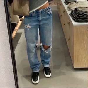 Slutsålda zara jeans - Första bilden är lånad! Storlek 34 