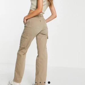 Stradivarius - STR - ljusbeige cargobyxa - Populära cargo byxor i ljus beige färg med raka ben. Ifrån märket stradivarius. Storlek 36. Säljer pga för små för mig och glömde bort att returnera innan tid för retur gick ut. Så prislapp är kvar på plagget. Frakt pris kan diskuterats beroende vad kund vill ha. 