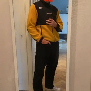 The North Face Fleecejacka  - Säljer min north face jacka då den är för liten för mig, detta är en gammal bild men om du är intresserad hör av dig, kan även skicka fler bilder på jackan! 😁