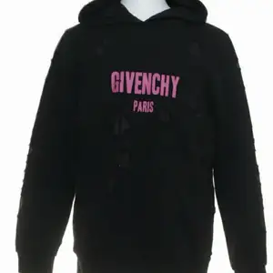 Givenchy1 Typ: Huvtröja Storlek: L Färg: Svart Material: Bomull Mönster: Tryck Kroppstyp: Unisex (Vuxen)  Är även intresserad av byte av märkeskläder:) 