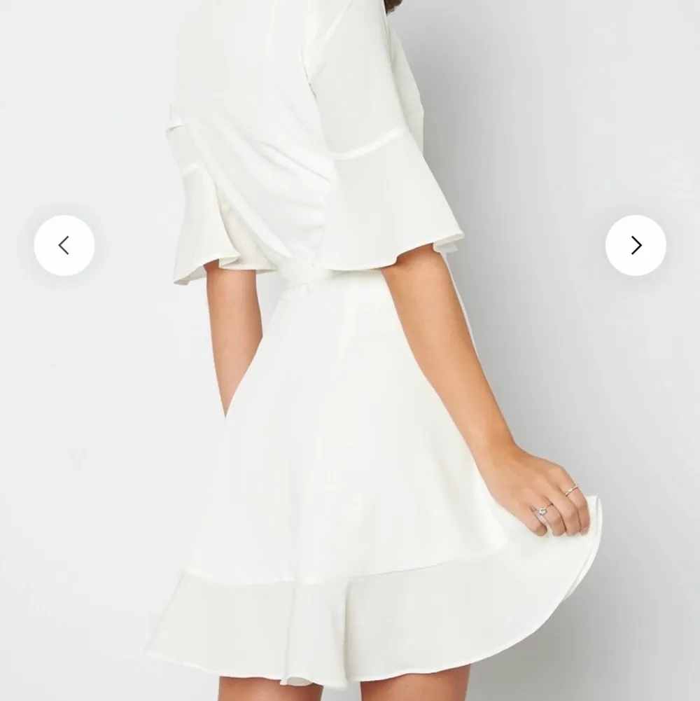 Säljer denna vita klänning, storlek 34, använt en gång på studenten, köpt för 600 kr på bubbleroom, skriv för egna bilder . Klänningar.