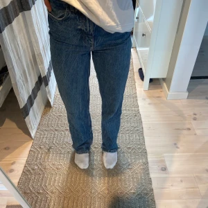 Raka jeans från zara - Superfina jeans från Zara i stl 34, men stora i storleken så passar mig som brukar ha 36. Nästan helt oanvända🧡 