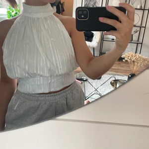 Topp Asos - Så fin topp från Asos, helt oanvänd! Glitter i tyget, storlek 38! Öppen rygg med band att knyta till en rosett