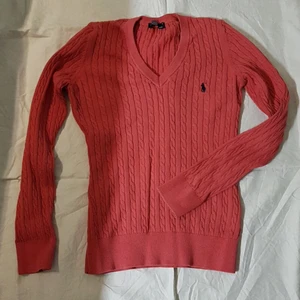 Polo Ralph Lauren tröja - Snygg cerise stickad tröja 100% bommul strl S,/M märke Polo Ralph Lauren. Väldigt bra skick. Nypris i butik 1495 kr. Jag säljer för 300 kr.
