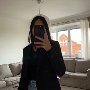 Zara blazer 🖤 - Snyggaste blazern från Zara, passar till alla outfits och väldigt stilig! Använd 1 gång så i nyskick och har inga defekter! Bästa kapet nu till våren och sommaren över klänningar för extra touch 🖤