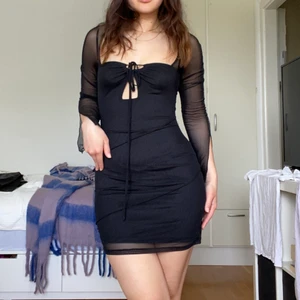 Svart klänning  - Jätte fin svartklänning då jag bara har använt den en gång. Går att knyta olika därfram 