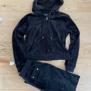 JUICY COUTURE DRESS BYXOR - Byxor sålda!! Tröjan finns kvar! Storlek L