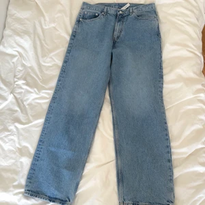 Weekday byxor  - Tvär tunga weekday byxor, knappt använda. Säljer pga att de inte passar längre. Sitter skit snyggt, och är ett snyggt par baggy byxor. Tvär skön tvätt som ligger åt det ljusare hållet. 