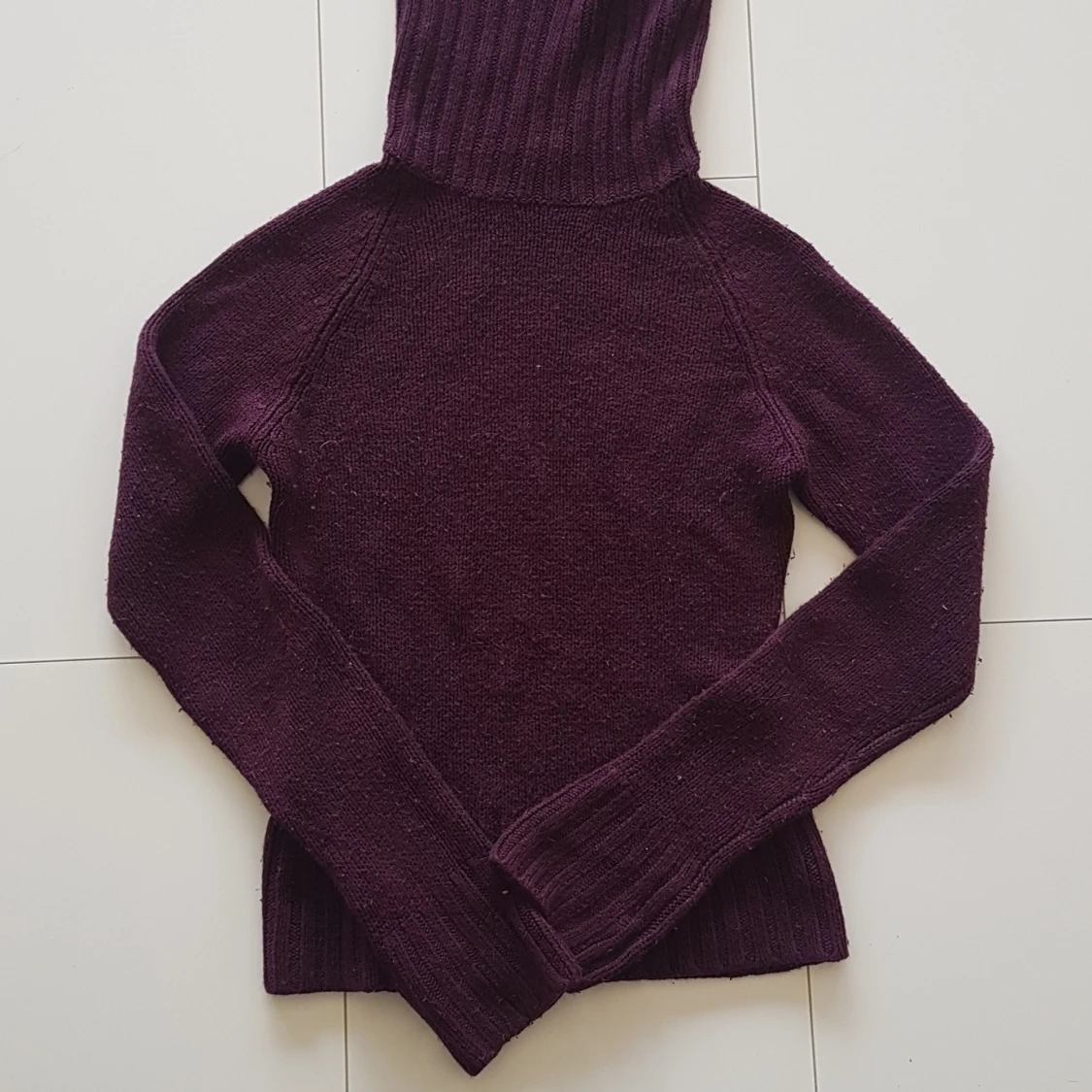 Lila stickad tröja med krage - 90