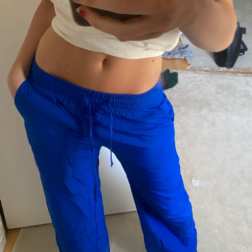 Jättefina blå vida byxor från Zara!!! Jag är 165❤️❤️❤️ . Jeans & Byxor.