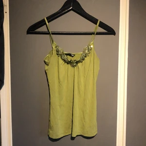 Y2k tank top - Grön jättesöt top! Igentligen bara intressekoll för jag älskar den här. De två sista bilderna var i väldigt dåligt ljus så färgen är som den ser ut på bild nr 1 ☺️ är väldigt strechigt material så tror den kan passa upp till , sitter fint på mig som är i strl Small