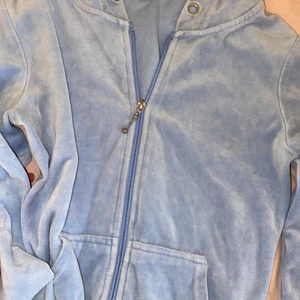 Velour Kofta - Ljusblå sammetskofta från Cubus, strl XS men passar också S, Inga defekter förutom att den är lite nopprig på insidan❣️