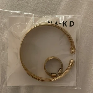 Smycken  - Super fint armband med en matchande ring till från             NA-KD, aldrig använda som man ser 😊