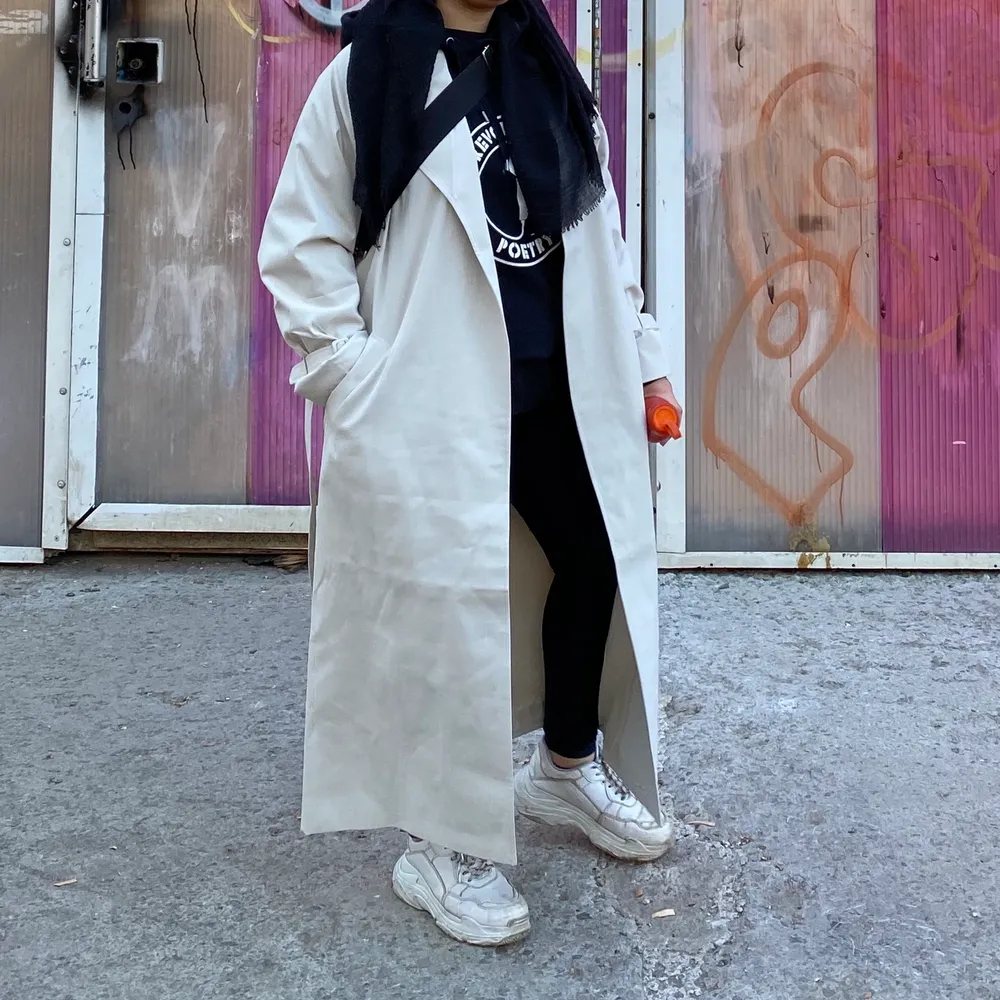 Nelly trench coat som inköptes 2020, mycket fint skick! Originalpris 899. Storlek 34, oversizemodell. På bild ses längden på mig som är 160 cm (går att sy upp om man vill, kan göra det åt dig mot betalning).. Jackor.