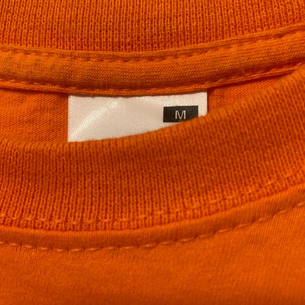 Helt vanlig orange T-shirt. Köpt på humana <3. T-shirts.