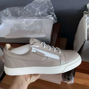 giuseppe zanotti SNEAKRS  - giuseppe zanotti sneakers, helt nya med box mm. Storlek 44.