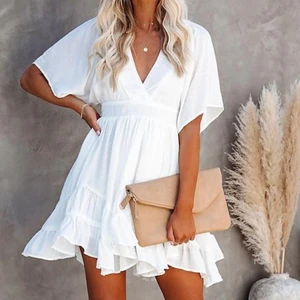 Studentklänning  - Vit klänning perfekt till studenten, storlek M