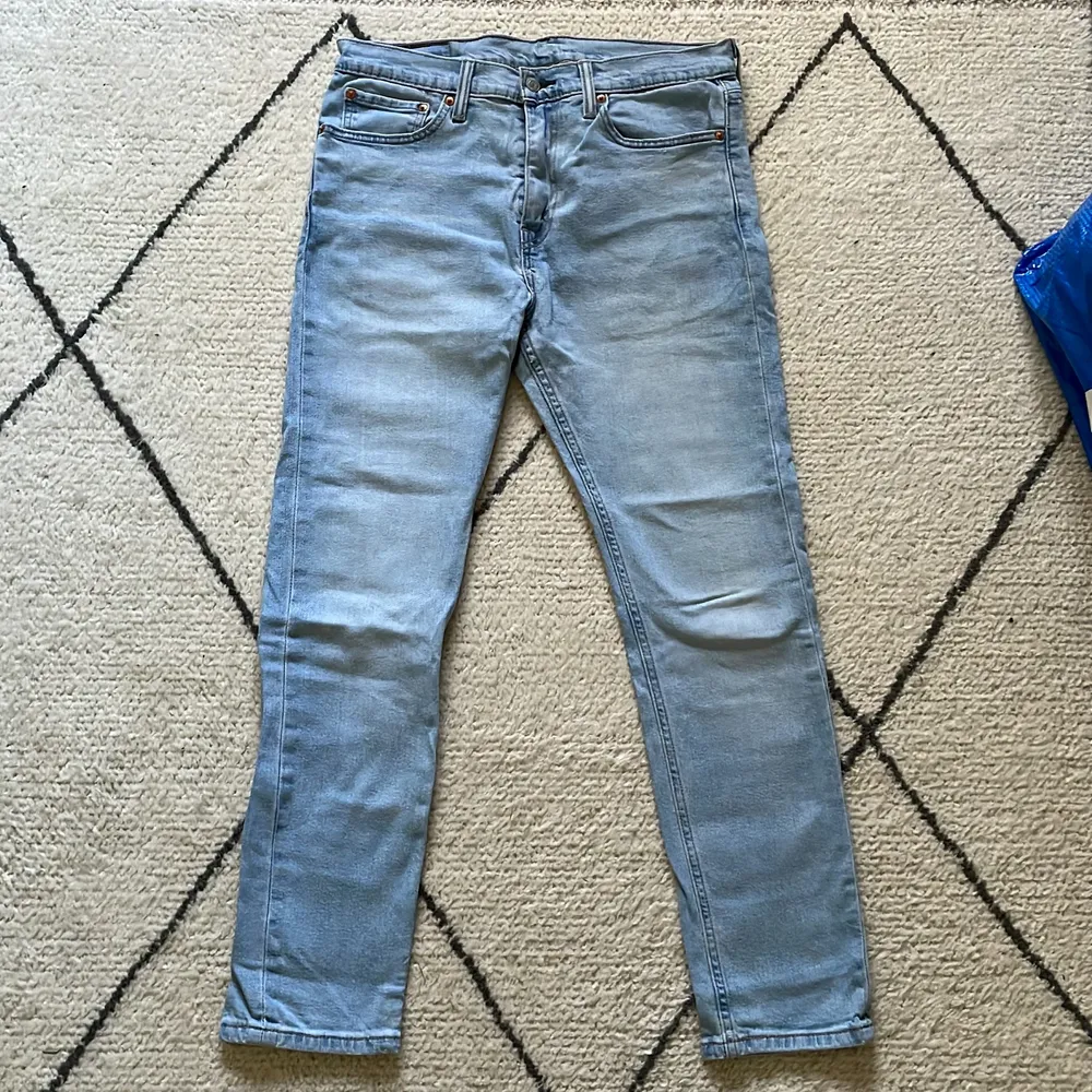 Ett par jättesnygga ljusblå jeans. I princip oanvända. Storlek: W32 L30. Byxorna är mid-waist, kanske till och med high-waist, lite beroende på hur lång du är <3 Jag säljer dessa då de är lite för stora i midjan på mig. Köparen betalar frakt. Om du undrar något är det bara att skriva🧡. Jeans & Byxor.