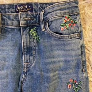 broderade jeans  - broderade jeans crocker. nypris 1200. storlek 25/28. bootcut som slutar över skorna (jag är 159)