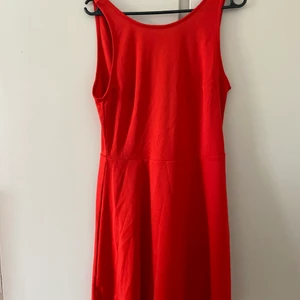 Röd klänning  - Röd klänning som är v-ringad bak 