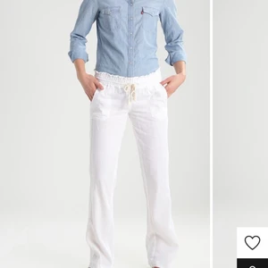Linnebyxor - Säljer mina helt nya fina linnebyxor i stl M från Roxy. Jag är vanligtvis S men dom här passade! Köpte dom på zalando för 599kr, som nu är slutsålda. Prislappen kvar. Säljer pga köpte ett par andra. Jag är 164 cm lång med långa ben och dom här var långa i benen och passade mig perfekt. Köparen står för frakt!💗