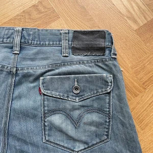 Vintage Levi’s 514 ”slimstraight” - Vintage Levis’s 514 ”SlimStraight”  Medium wash    Fits 32x32 - 34x34  Dm for more info & Measurements!