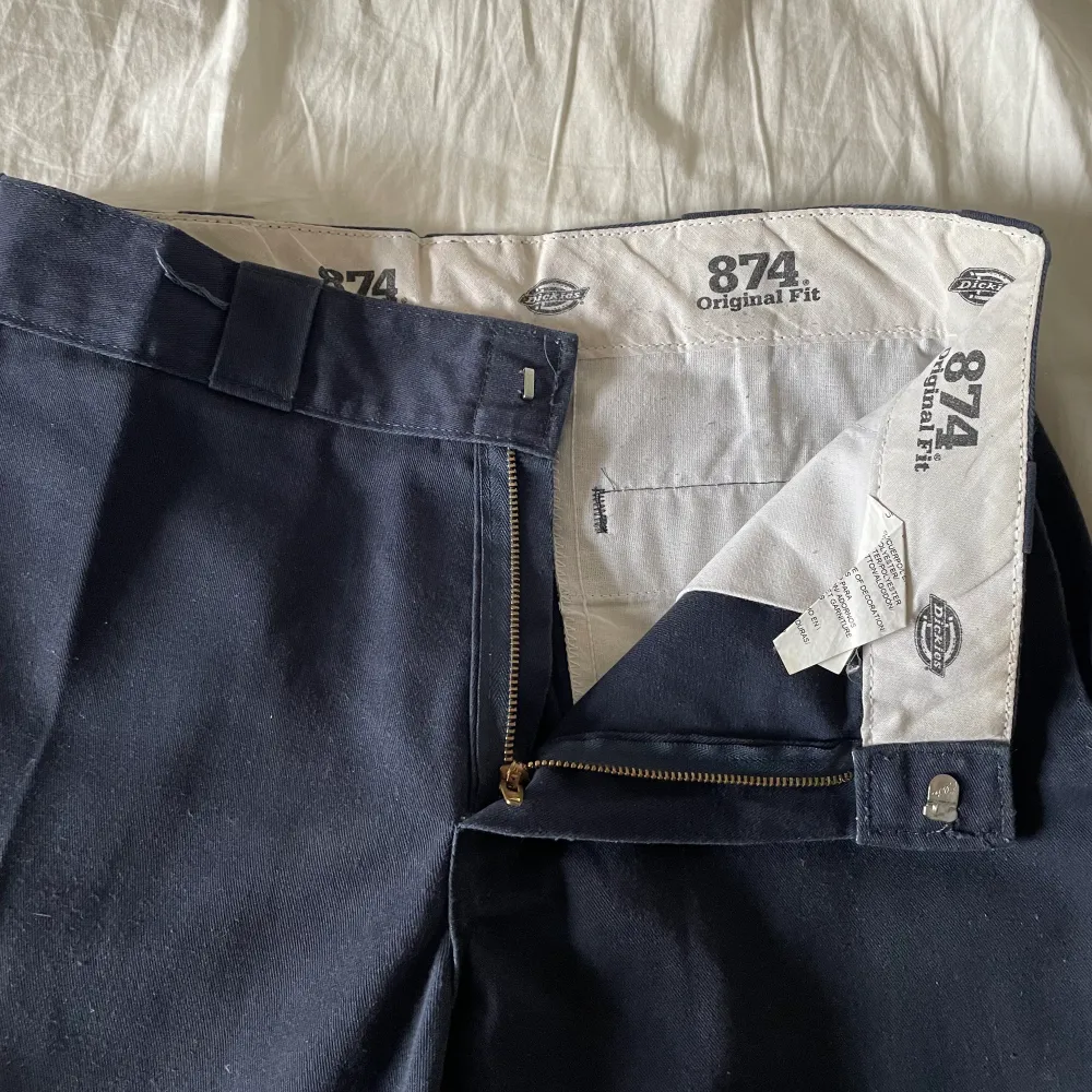 Mörkblåa Dickies 874:or med gött slitage som ger dem skönare fit. Har använt dem som skateboard byxor så dem är väll använda! Skriv för mer info/bilder!. Jeans & Byxor.