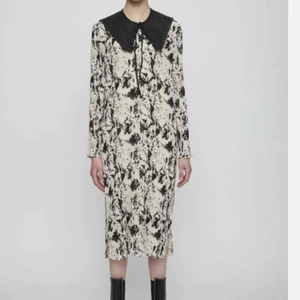 Just Female Misty dress - Oanvänd klänning från Just Female. Lös passform. 