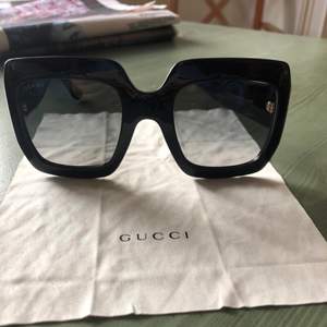 Säljer nu mina älskade solglasögon från Gucci.  Köpte 2021 och knappt använda så i nyskick. Bilderna är mina egna och kvitto finns.  Köpte den hos mister spex.   Länk till dem nedan på deras hemsida:   https://m.misterspex.se/p/sg/b/6846958?SearchTerm=Gucci+GG+0053SN+001  Hämtas i Tyresö eller skickas spårbart med postnord. 🌸 