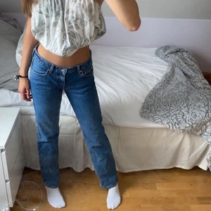 Lågmidjade jeans arrow - Lågmidjade weekday jeans i modell arrow. Jättefin mörk blå färg. Storlek w26/l32 säljer då jag tycker de är lite för korta för mig som är 172. Köpta för 500kr säljs för 200kr. Inga slitningar då de knappt är använda. Skriv för fler bilder.