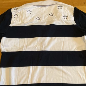 Gant tröja  - Säljer min superfina tröja från gant men stjärnor på baksidan stjärnor 🤩 Är väldigt skönt material och är som ny. Jätteunik har själv aldrig sätt en likadan. Är i storlek M men jag har själv XS/S och den passar. Skriv för mer info eller fler bilder! 💕