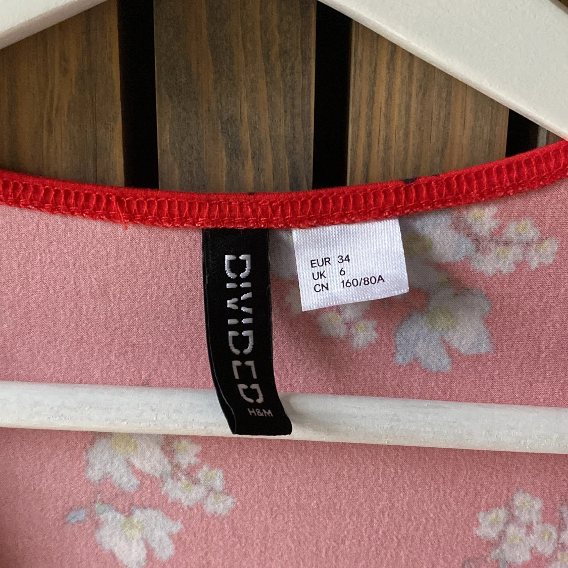 RÖD KLÄNNING MED BLOMMOR PÅ - 91