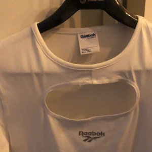 Reebok vit klänning - Vit långärmad klänning från Reebok med en cutout. Använd någon gång