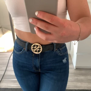 Guess bälte med guld spänne  - Säljer på grund av att detta skärp inte kommer tillanvändning. Den har används en gång och har gjort ett eget hål med hålslagare. Den är i nytt skick. Min midja är 27 inches. Ordinarie pris är 479kr 💕