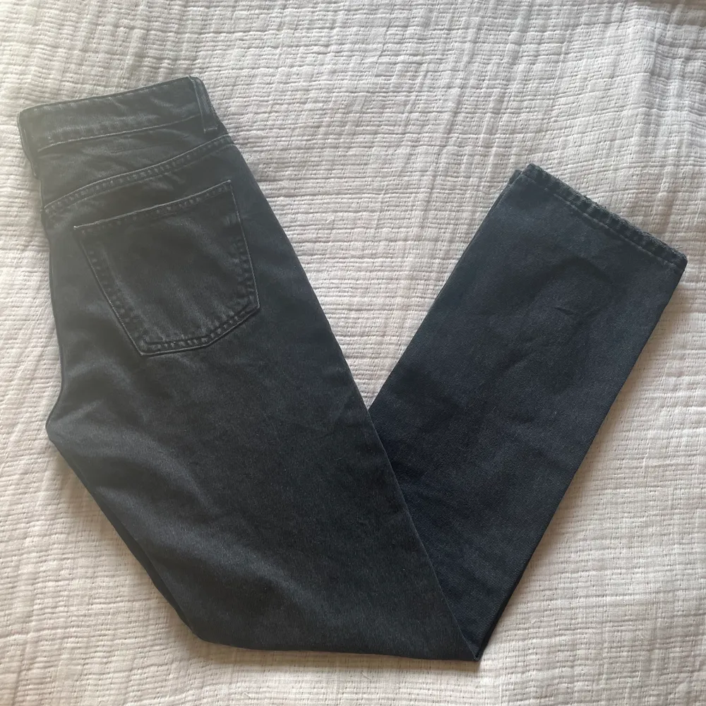Säljer dessa snygga lågmidjade zara jeans då dom tyvärr är för små för mig! As snygga och som nya ☀️ (helt slutsålda). Jeans & Byxor.