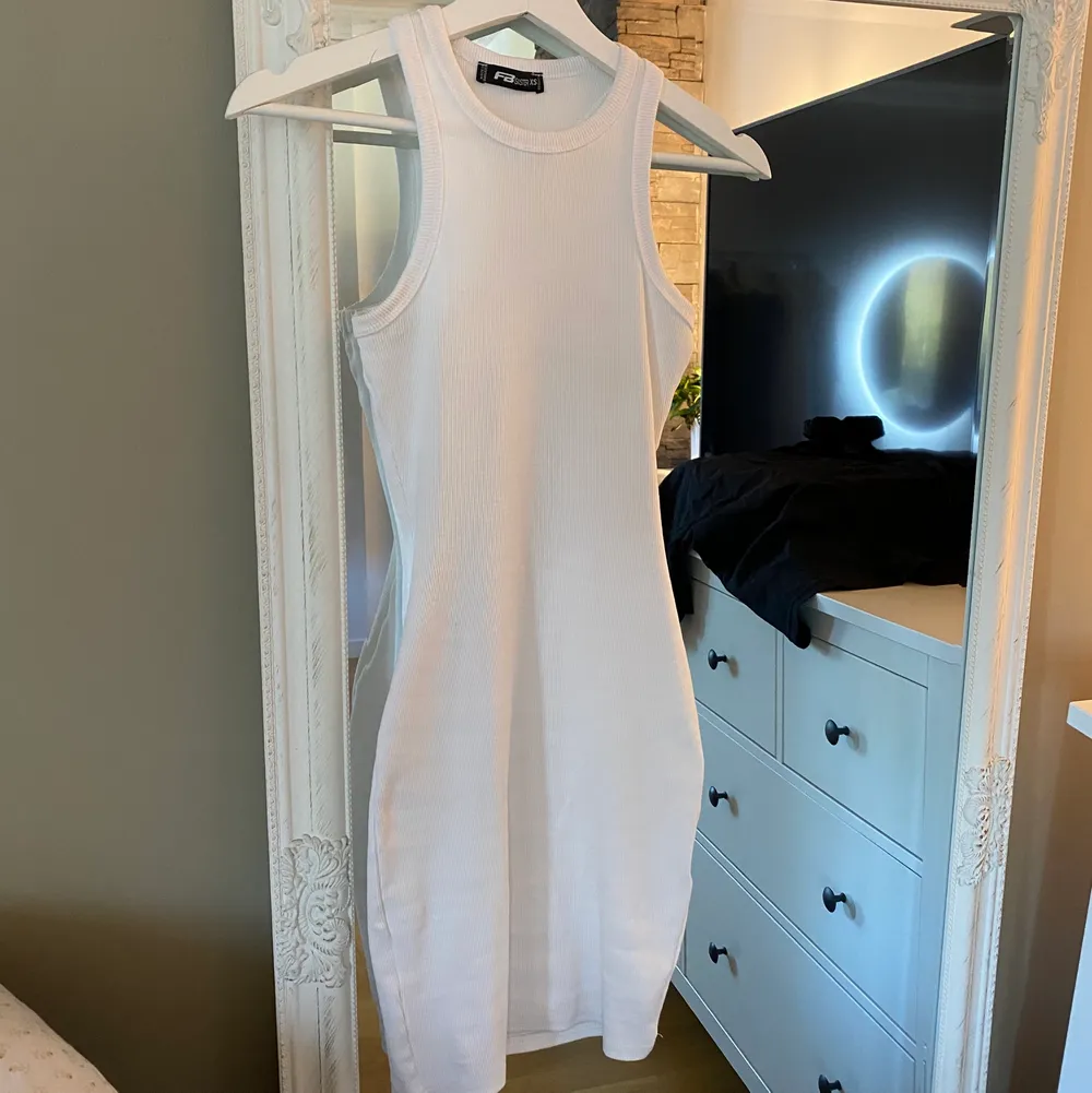 Säljer denna vita klänning i storlek XS. Knappt använd så bra skick💜. Klänningar.