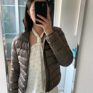 COLMAR jacka! - Jättefin och fräsch colmar jacka som köptes för några år sedan. Den är i ett jättefint skick och är varken för tjock eller tunn i modellen. Jättemysig en sen sommarkväll! Storleken är M, men det är italienska storlekar och denna jacka motsvarar en S! KÖPTES FÖR ca: 3000kr