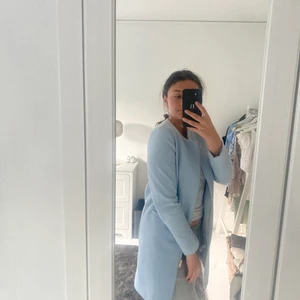 Kappa  - Otroligt snygg ljusblå kappa från Gina tricot! Storlek 34 men passar absolut en 36! Pris 175