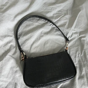 Väska - Söt baguette väska från Gina Tricot. Den är i bra skick, men den har blivit lite rostig (bild två). Frakt tillkommer:)