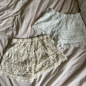 Shorts - Två par jättesöta spetsshorts. Inga defekter och är i bra skick! Skriv för fler bilder. 100kr för båda💖 köparen står för frakt, pris kan diskuteras
