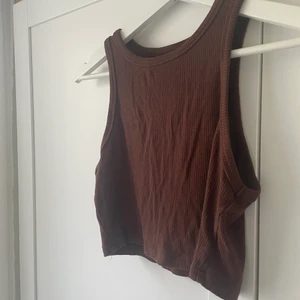 Tanktopp - Superfin brun tanktopp som är suuuperskön. Har fler av detta linne i andra färger och säljer endast då jag inte använder detta längre. 
