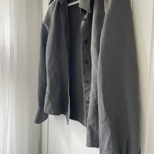 Skjorta - Jättesnygg skjorta i hundtandsmönster som jag köpt secondhand. Har använt den ett fåtal gånger själv men är i väldigt bra skick! 