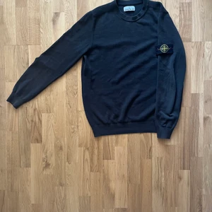 Stone Island Stickad Tröja Mörkgrön - Mörkgrön stickad tröja från stone island i storlek L. En snygg tröja som passar bra till det mesta. Nytt skick. Inköpt på Jupiter för 2300:- Mitt pris 1399:-