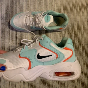 Nike Airmax  - Snygga Nike airmax i turkost och orange! Köpta på &otherstories för 900kr! 